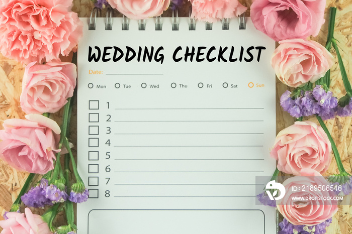 粉色花朵背景的单词婚礼检查表便签纸