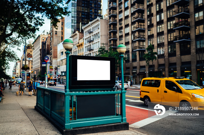 纽约市地铁入口，带有清晰的空广告牌，带有用于广告文本的复制区m