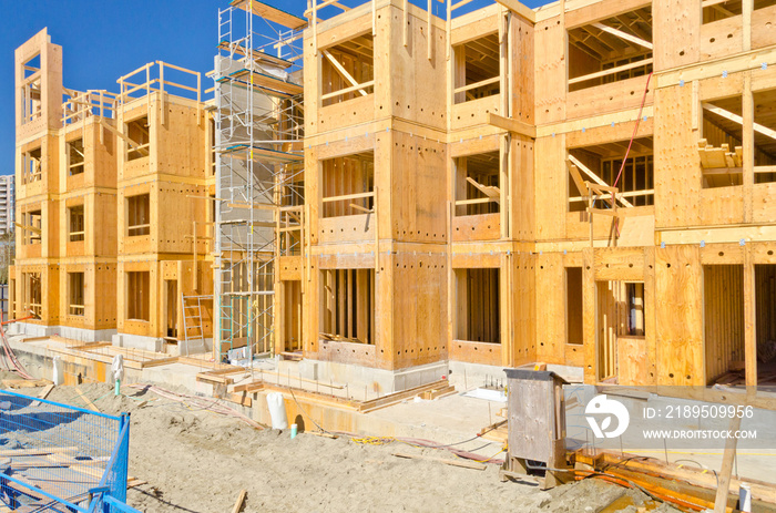 加拿大温哥华蓝天上正在建造的新家。