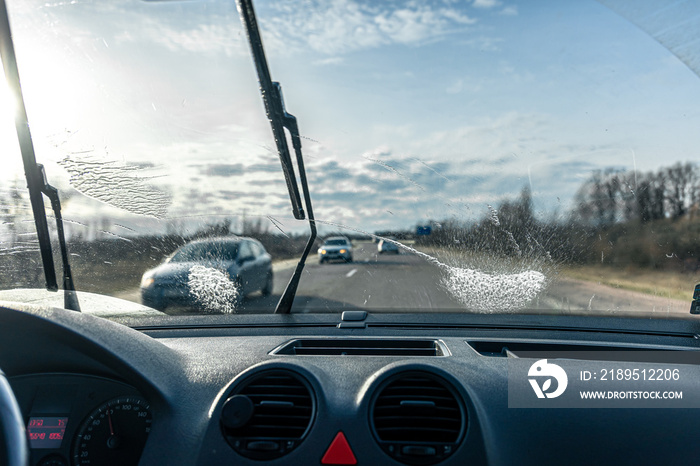 在晴朗的天气行驶时，汽车雨刷会清洁挡风玻璃。