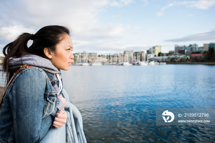 加拿大温哥华Yaletown Ferrydock，一名年轻女子靠在障碍物上，在视野中