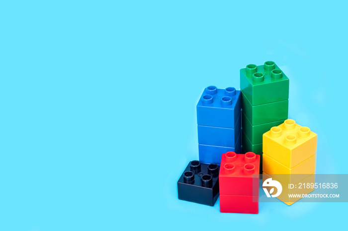 条形图蓝色背景上的塑料积木玩具砖。