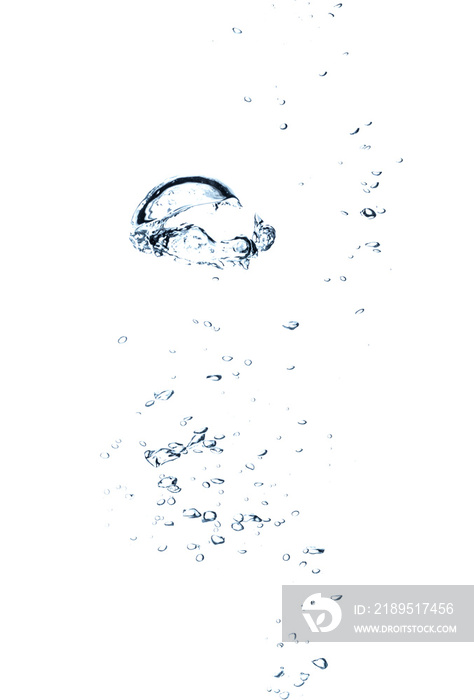 漂浮在水面上的小气泡或苏打水的真实图像。碳酸盐中的气体动力
