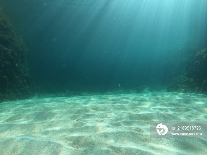 马略卡岛海滩上光线充足的水下场景