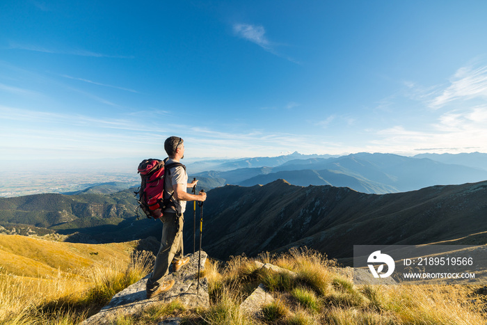 登山者在山顶上休息