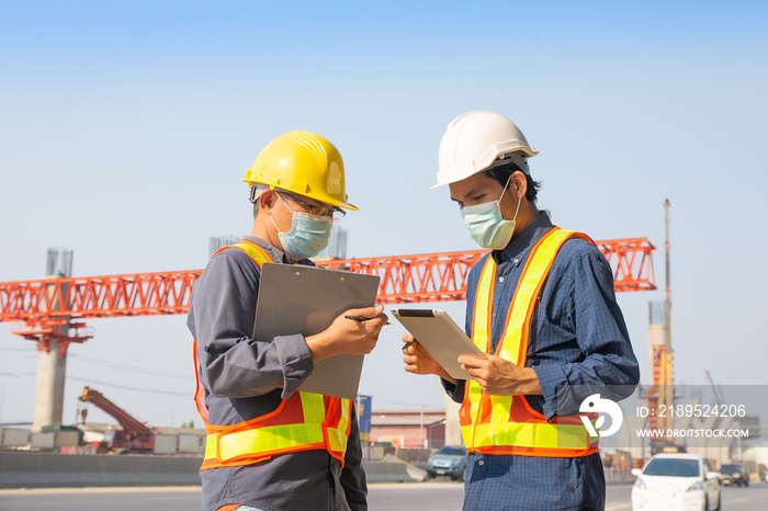 两名工程师在现场道路施工，亚洲建筑工人建筑