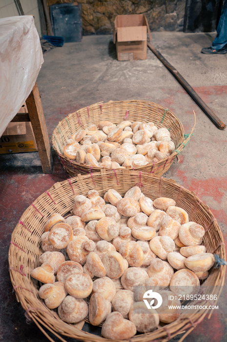 Canasta de  Shecas (Pan tradicional de Quetzaltenango) en una panaderia artesanal