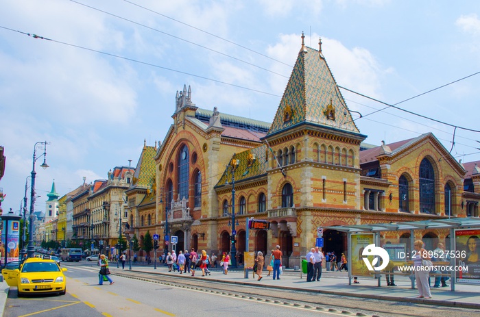 在布达佩斯最著名的市场前俯瞰车流。