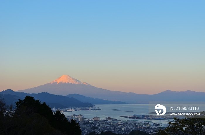 静岡県日本平から見る夕景と冠雪の富士山と駿河湾