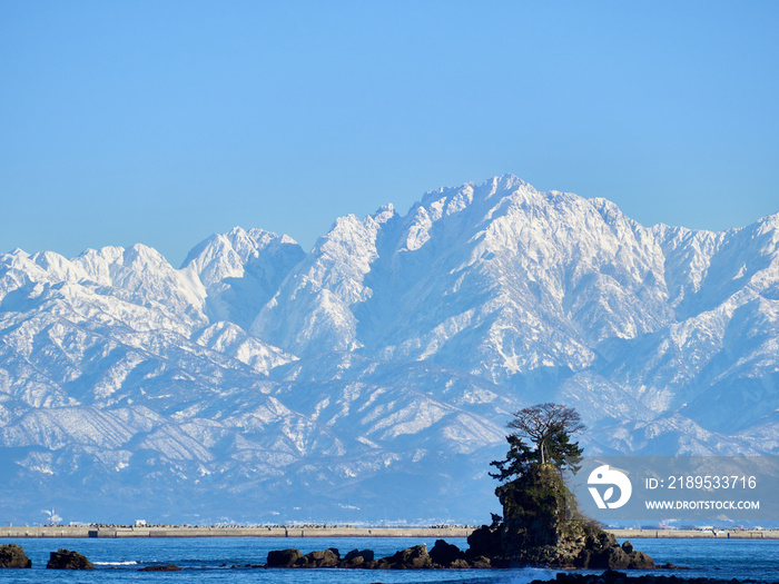 1月（冬）の午後 雨晴海岸の女岩と冠雪している立山連峰 富山県高岡市