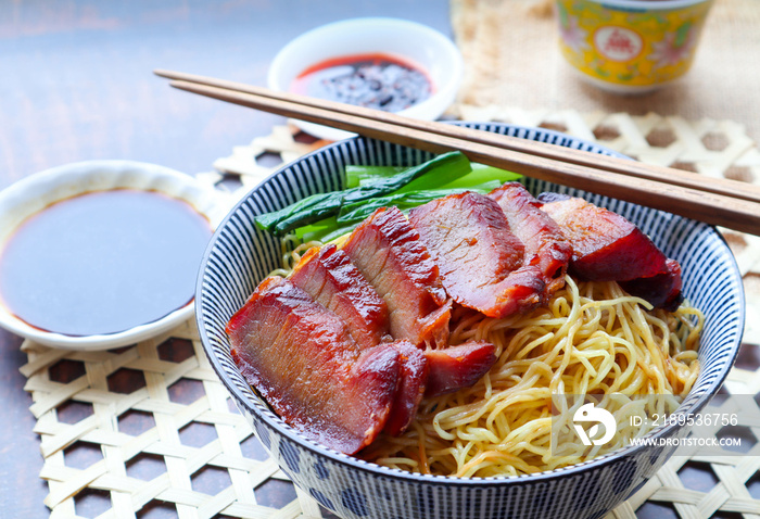 碗里的中国烤肉烤猪肉面（Char Siu）-亚洲美食特写