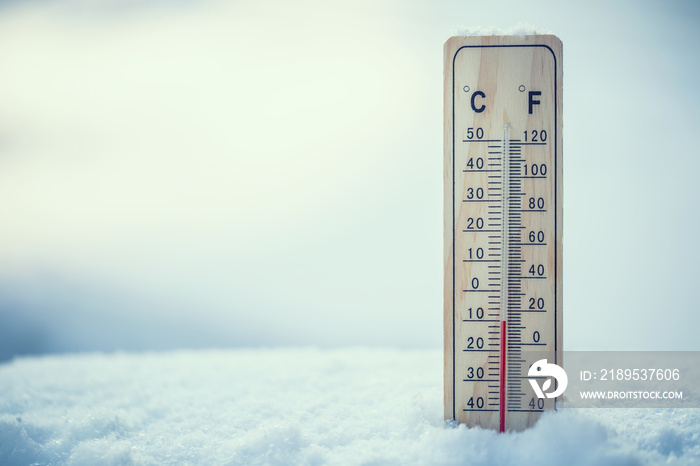 雪上温度计显示零度以下的低温。低温单位为摄氏度和华氏度