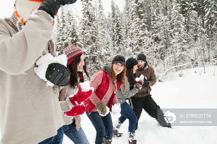 成年人在农村打雪仗