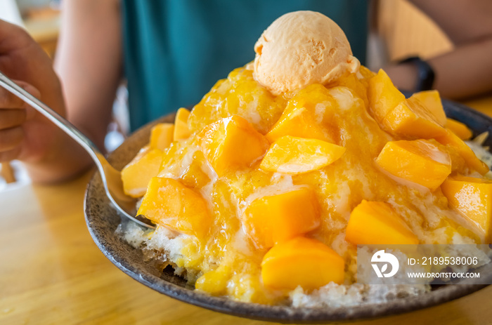 famous Taiwanese snacks of mango shaved ice