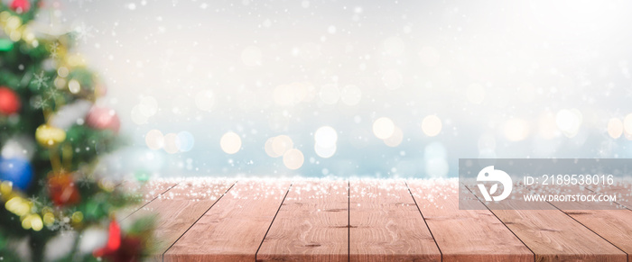 可以使用模糊的空木桌面，背景是下雪的圣诞树横幅。