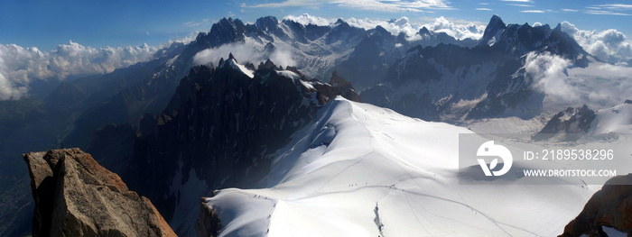 Alpiniści na Aiguille du Midi - szczyt w Alpach w masywie Mont Blanc