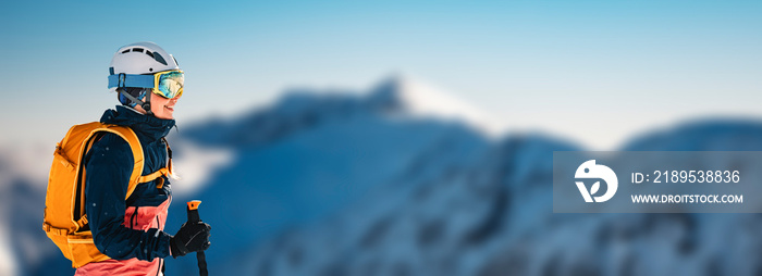 登山者野外滑雪徒步滑雪女子登山运动员。高山滑雪之旅