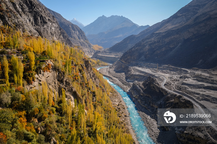 从阿尔提特堡看到的Hunza的彩色秋景显示了蓝色的河流沿着穿过卡拉科尔的道路流动