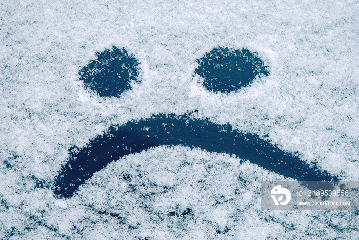 白雪覆盖的玻璃上画着悲伤的笑脸