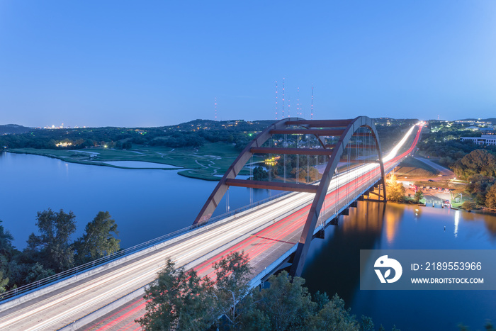 Pennybacker Bridge或360 Bridge的俯视图，美国得克萨斯州奥斯汀的地标，蓝色时间。Colorfu