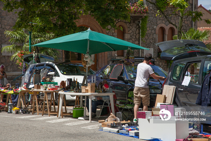 Un stand de brocanteur