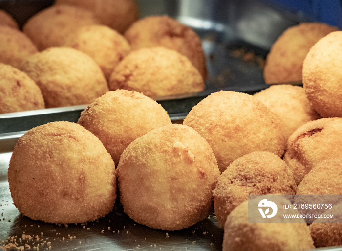 arancino is a specialty of Sicily, is a rice ball stuffed with meat sauce, peas and cheese, then fri