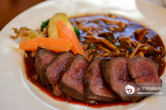 鹿肉のステーキ赤ワインソース。山梨県北杜市小渕沢の洋食レストランこぶダイニング。