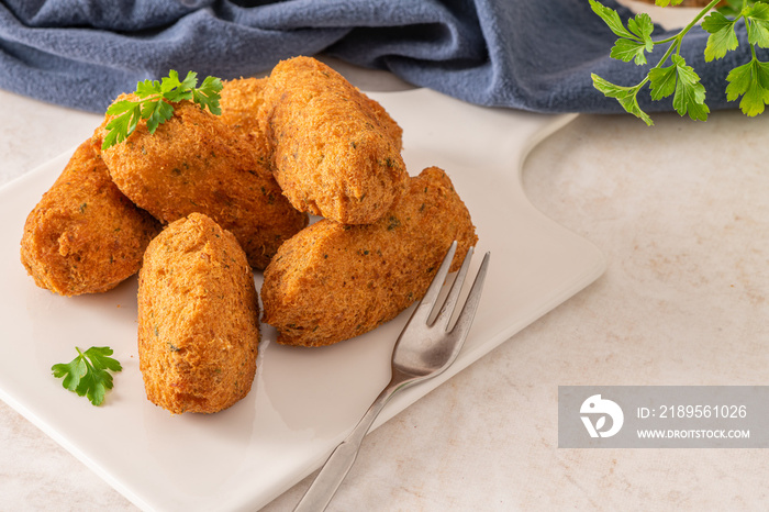 Bolinhos de bacalhau，在葡萄牙美食界非常著名。煎饺、鳕鱼饺、鱼肉，