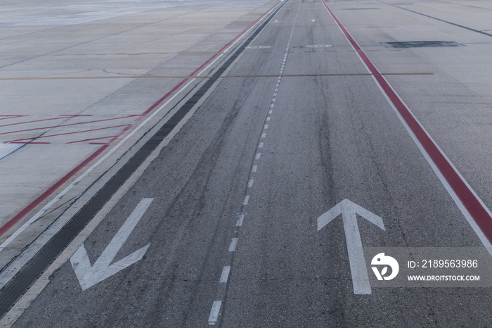 道路上的箭头标志。飞机滑行道和道路运输轨道。机场。旅行中心