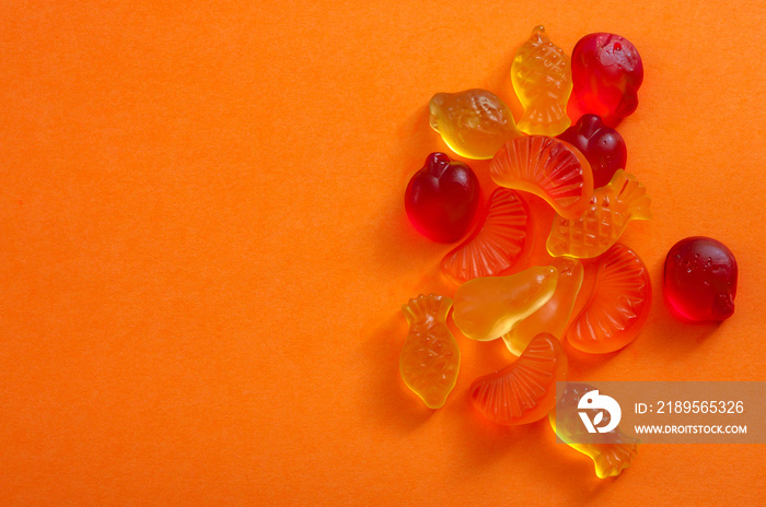 不健康的饮食和基于明胶的可咀嚼糖果概念，特写一堆五颜六色的油炸食品
