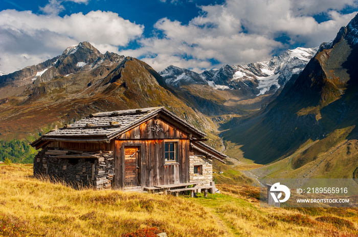 Berghütte auf der Alm im Ahrntal in Südtirol