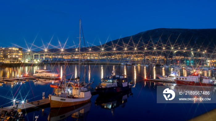 Blaue Stunde im Hafen von Tromsö mit der Brücke, Finnmark, Norwegen