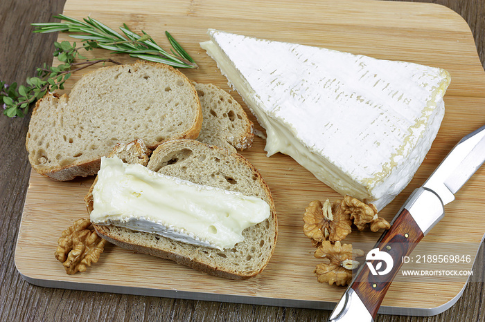 tranche de brie et pain sur une planche à découper