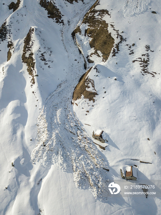 山坡上雪崩的鸟瞰图。春天的湿雪滑下山。