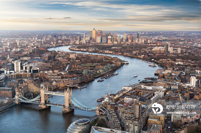 Blick über London bei Sonnenuntergang: von der Tower Bridge bis nach Canary Wharf