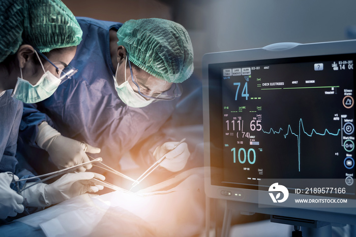 医院外科手术中配备心电图监测仪的医生或外科医生团队急诊r