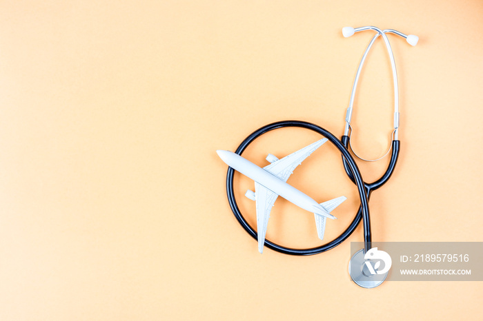 医疗旅游概念飞机和听诊器