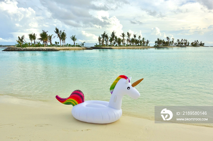 海滩上漂浮着彩虹独角兽塑料泳池