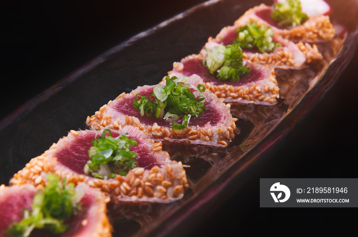 Tuna tataki arranging in the long dish.