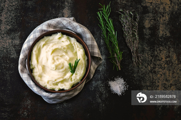 Warm mashed potatoes with aromatic herbs