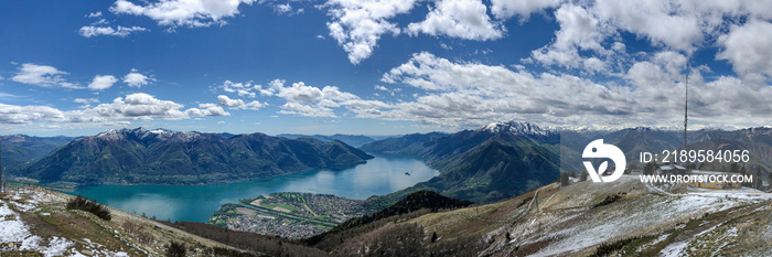 Panoramaaussicht von cimetta oberhalb Locarno über den Lago Maggiore.