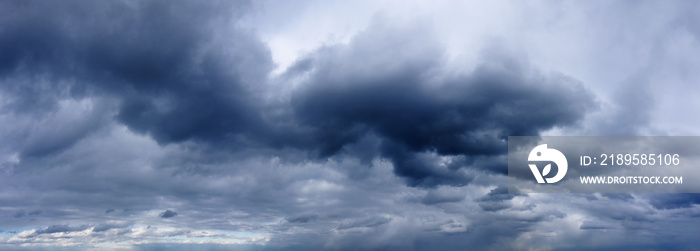 暴风雨天空中乌云密布。天气预报。