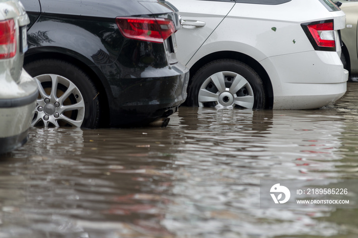 大雨和洪水后汽车进水
