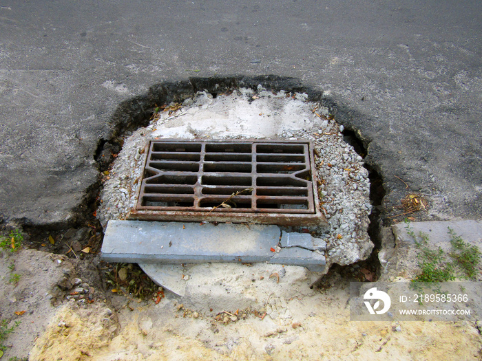 道路工程。在道路上安装雨水格栅。照片