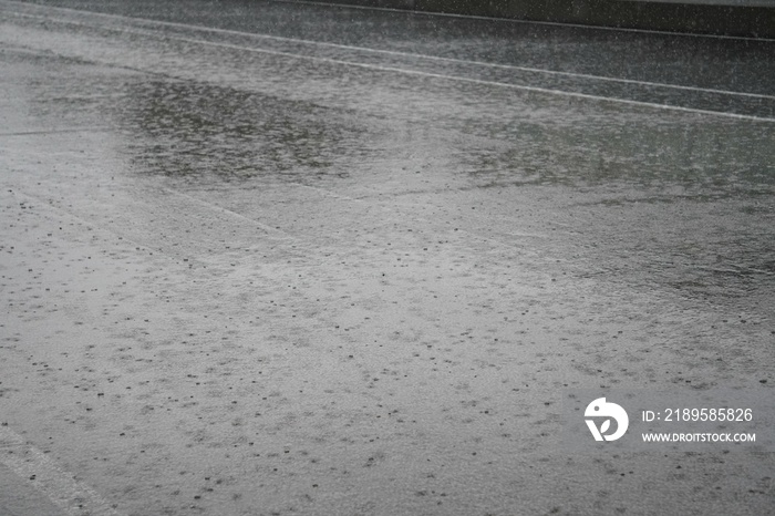 土砂降りの雨（ゲリラ豪雨）のイメージ