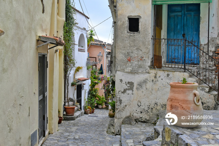 意大利卡拉布里亚地区的一个乡村Scala的老房子之间的一条狭窄街道。