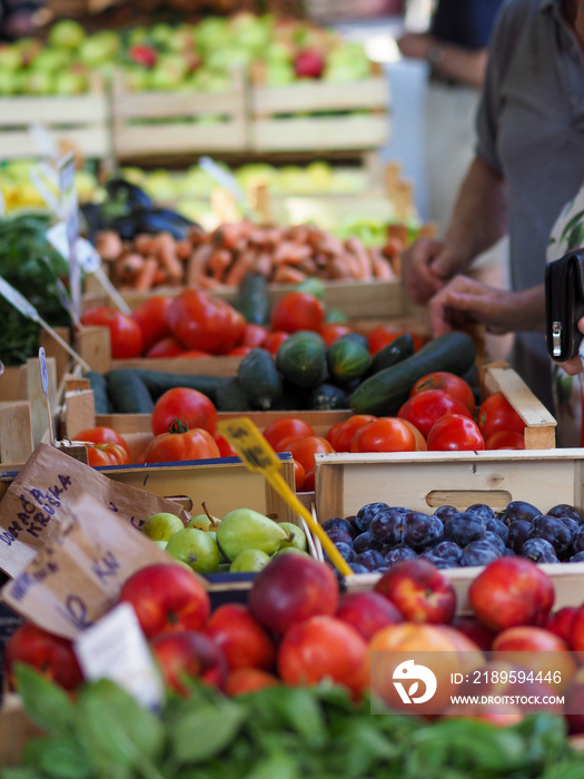 村集市柜台上木箱装的成熟的农场蔬菜和水果