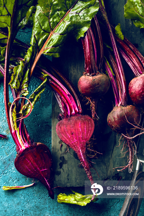 Großaufnahme von frischen reifen ungekochten roten Rüben (rote beete )auf blauer Oberfläche