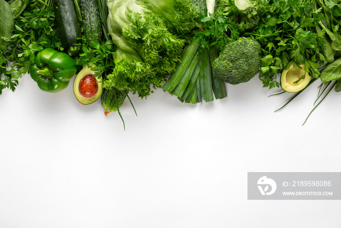 植物蛋白来源。俯视健康食品清洁饮食。白底绿色蔬菜