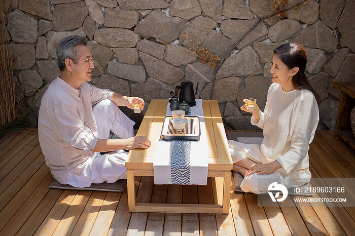 中老年夫妇在茶室里品茶